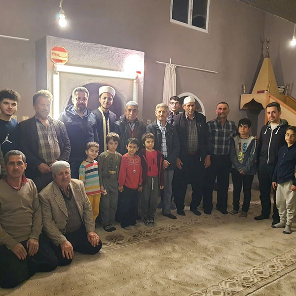 30 YILDIR İMAM BEKLİYORLAR