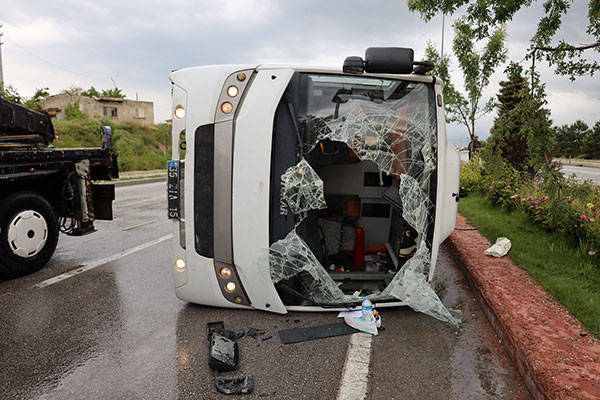JANDARMA PERSONELİNİ TAŞIYAN ARAÇ DEVRİLDİ: 5 YARALI
