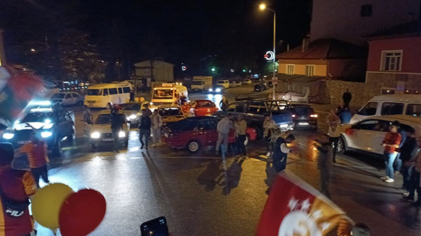 DENİZLİ'DE DERBİ SONRASI GALATASARAY TARAFTARLARI SOKAĞA DÖKÜLDÜ  