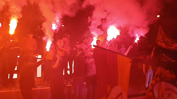 DENİZLİ'DE DERBİ SONRASI GALATASARAY TARAFTARLARI SOKAĞA DÖKÜLDÜ  