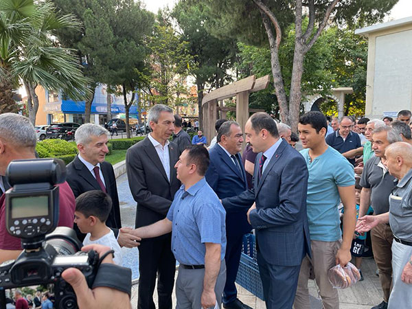 DENİZLİ'DE PROTOKOL ÜYELERİ VATANDAŞLARLA BAYRAMLAŞTI