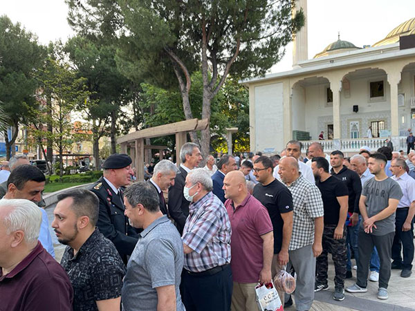 DENİZLİ'DE PROTOKOL ÜYELERİ VATANDAŞLARLA BAYRAMLAŞTI