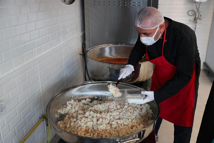 İHTİYAÇ SAHİPLERİNE HER GÜN İKİ ÖĞÜN YEMEK ULAŞTIRILIYOR