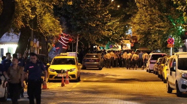 İZMİR'DE KARAKOL ÖNÜNDE SİLAHLI KAVGA: 1 YARALI
