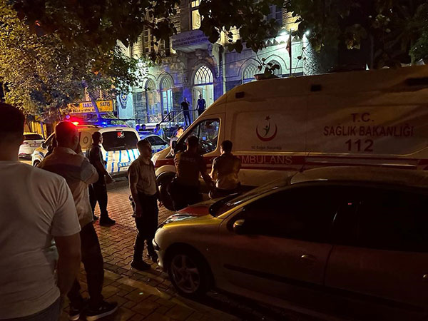 İZMİR'DE KARAKOL ÖNÜNDE SİLAHLI KAVGA: 1 YARALI