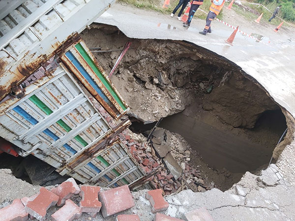 KAMYONU YUTAN YOL, 4 GÜN SONRA YENİDEN ÇÖKTÜ  