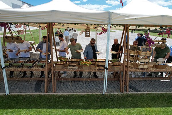 RAFET ŞEF DENİZLİ TAVUĞUYLA ŞOV YAPTI