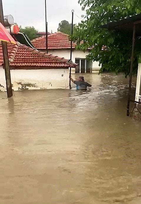 TAŞAN KANAL MAHALLEYİ SULAR ALTINDA BIRAKTI  