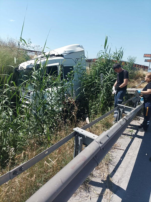 TIR YOLDAN ÇIKTI: 1 YARALI   
