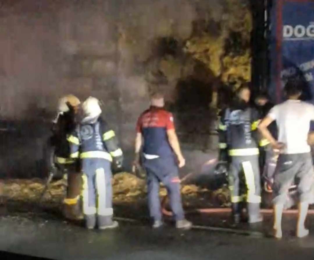 SAMAN YÜKLÜ TIR ALEV TOPUNA DÖNDÜ