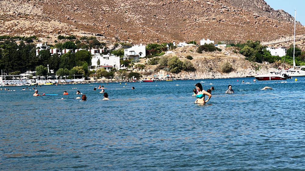BODRUM’DA YAZ SEZONU UZADI, VATANDAŞLAR SAHİLLERE AKIN ETTİ