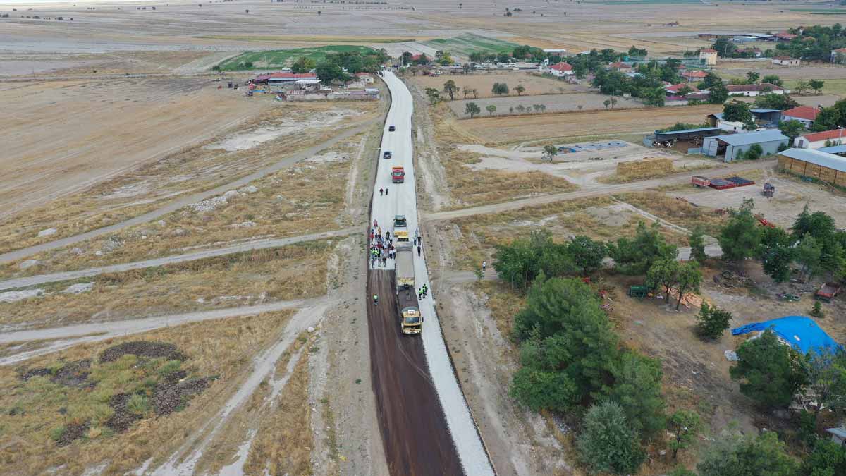 BÜYÜKŞEHİR'İN ASFALT SEFERBERLİĞİ SÜRÜYOR