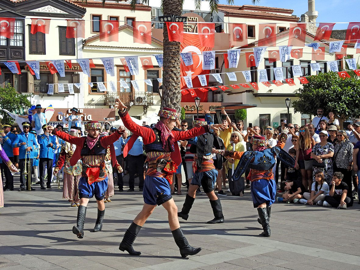 ÇEŞME FESTİVALİ RENKLİ GÖRÜNTÜLERLE BAŞLADI