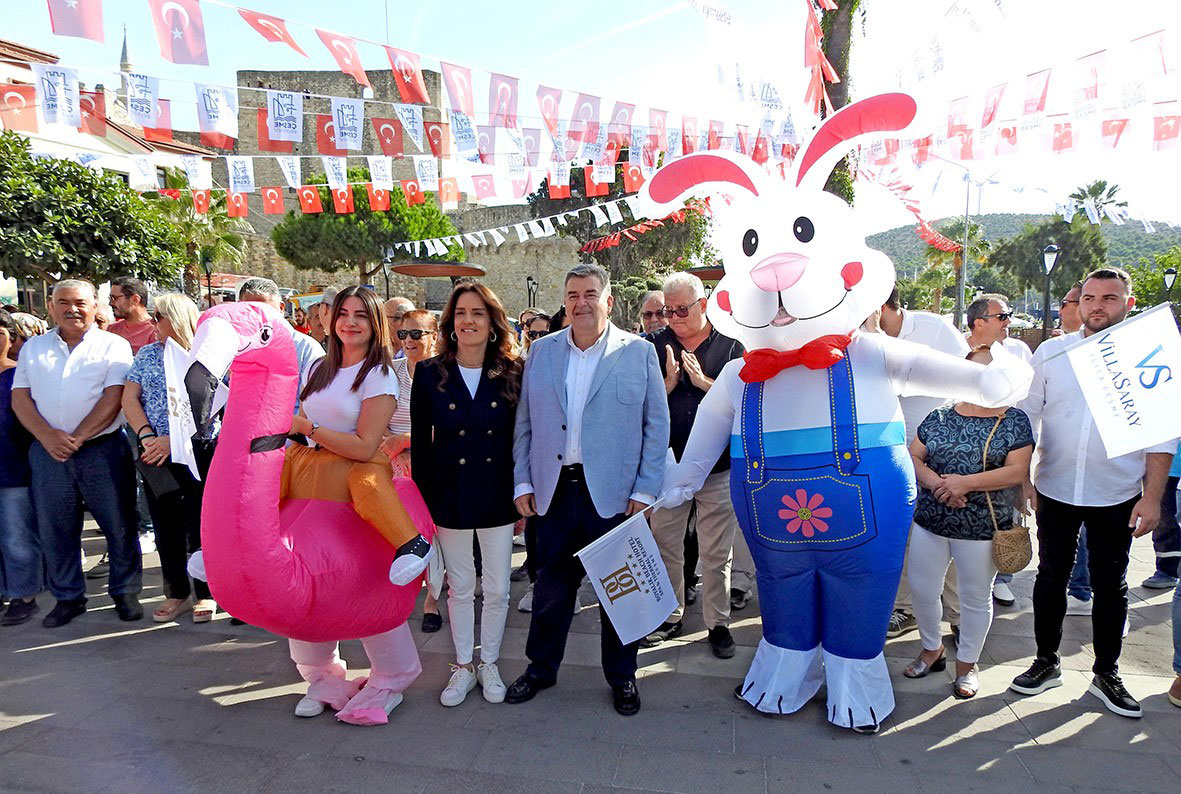 ÇEŞME FESTİVALİ RENKLİ GÖRÜNTÜLERLE BAŞLADI