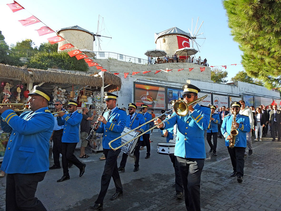 ÇEŞME'NİN KURTULUŞU COŞKUYLA KUTLANDI