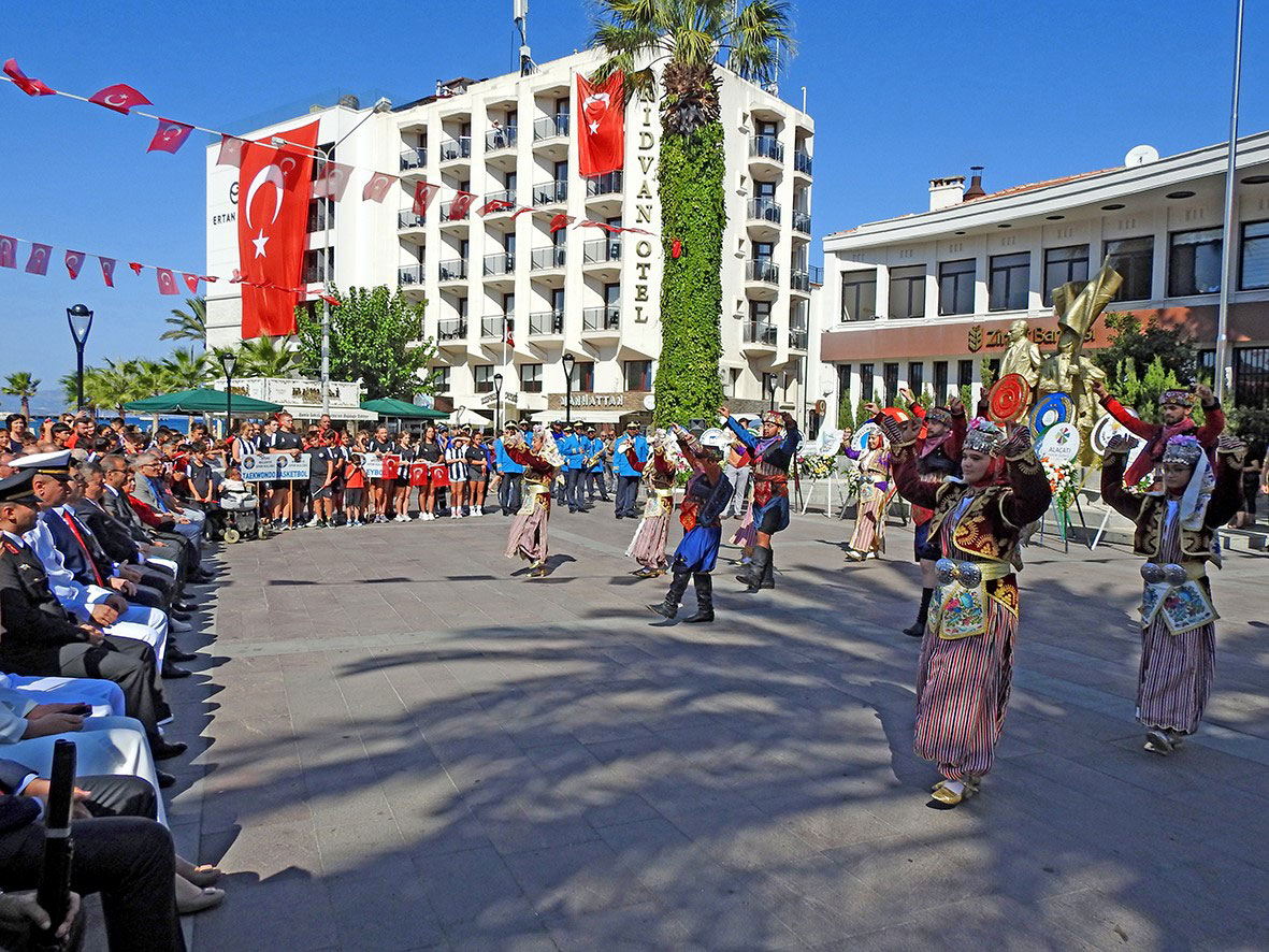 ÇEŞME'NİN KURTULUŞU COŞKUYLA KUTLANDI