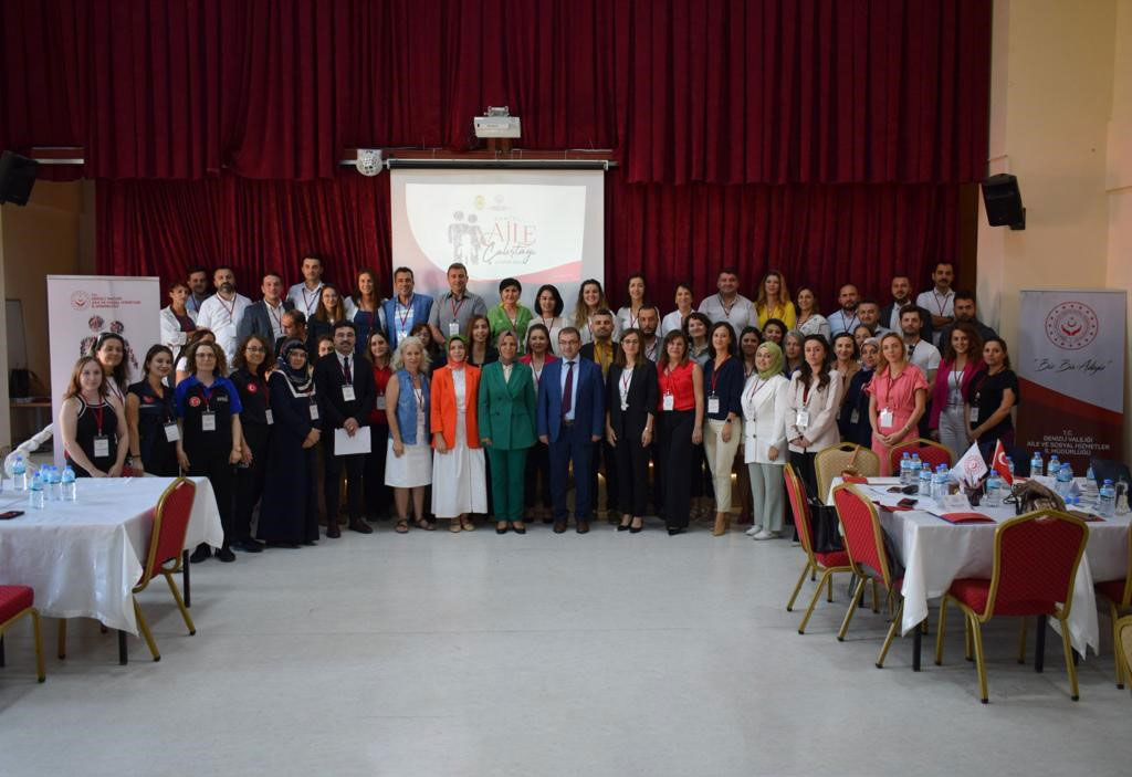 DENİZLİ'DE AİLE ÇALIŞTAYI DÜZENLENDİ