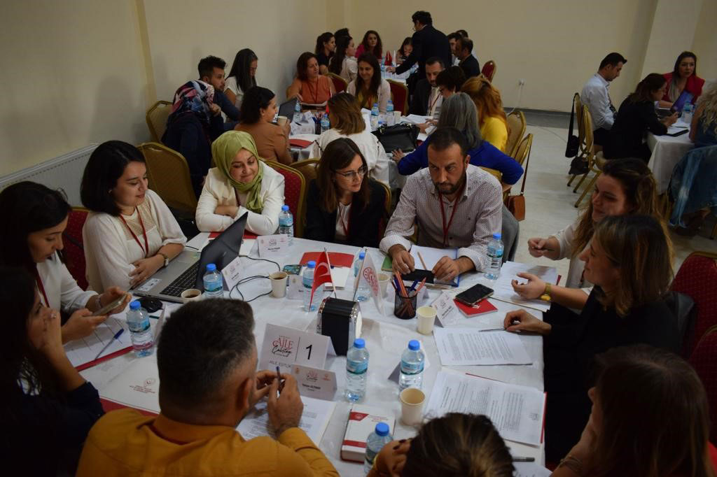 DENİZLİ'DE AİLE ÇALIŞTAYI DÜZENLENDİ