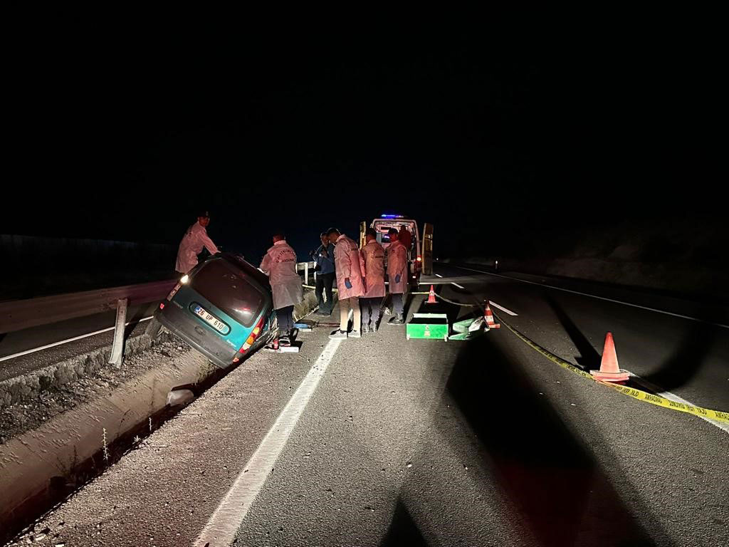 HAFİF TİCARİ ARAÇ ORTA REFÜJE DEVRİLDİ: 1 ÖLÜ, 1 YARALI