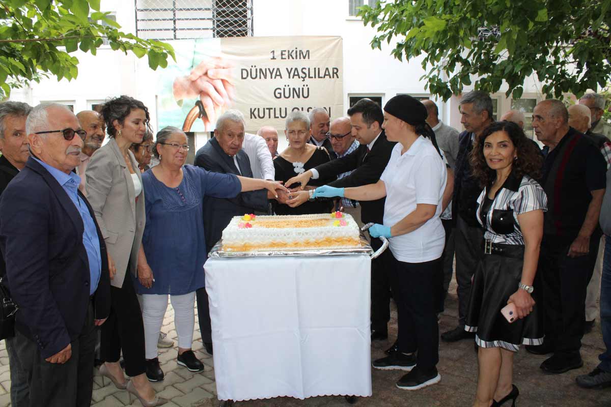İKİNCİ BAHARLARINA DÜNYA YAŞLILAR GÜNÜNDE “EVET” DEDİLER