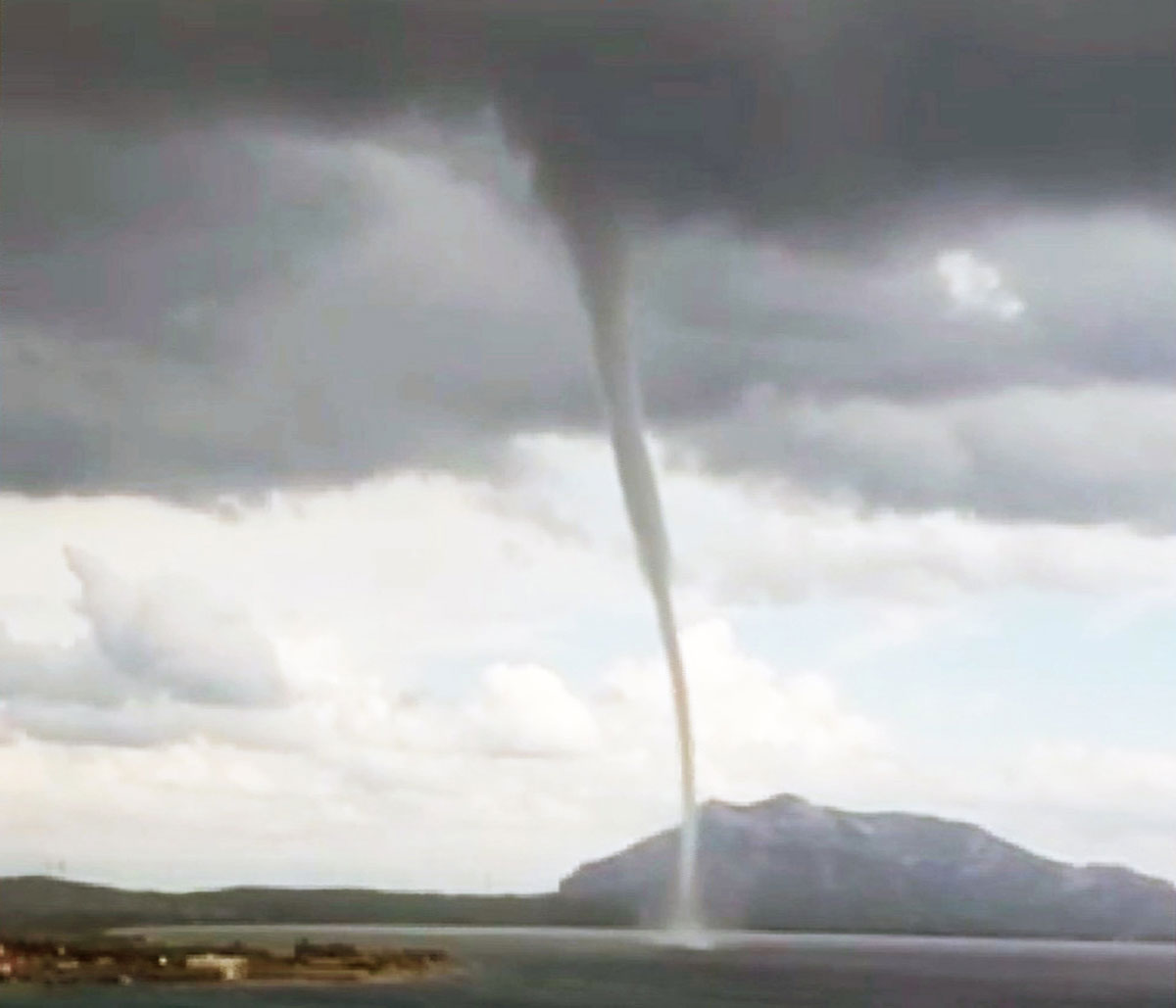 İKLİM DEĞİŞİKLİĞİ DENİZ VE KARA HORTUMLARINI TETİKLİYOR