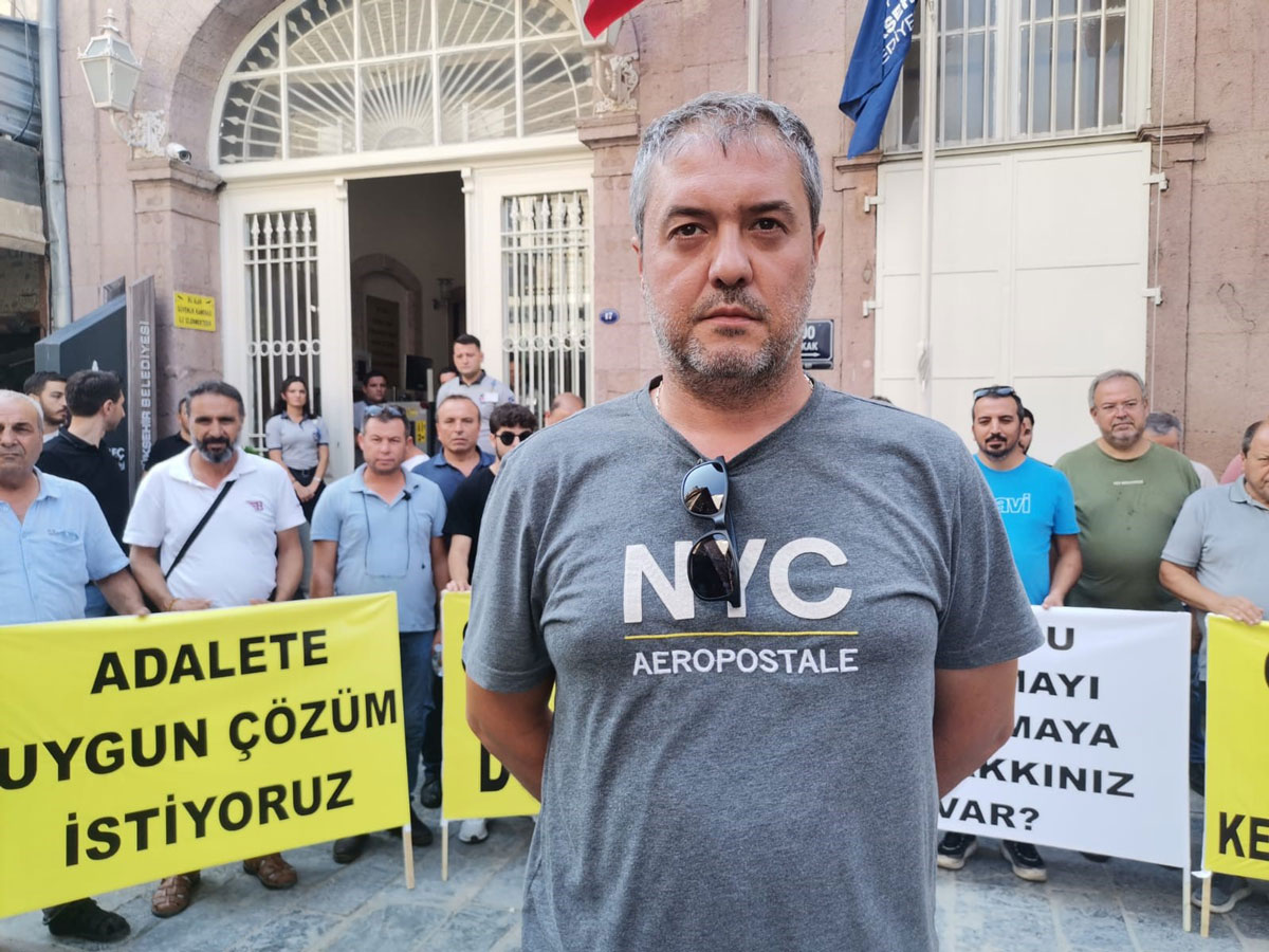 İZMİR’DE ‘S PLAKA’ ARAÇ SAHİPLERİ BÜYÜKŞEHİR ÖNÜNDE EYLEM YAPTI