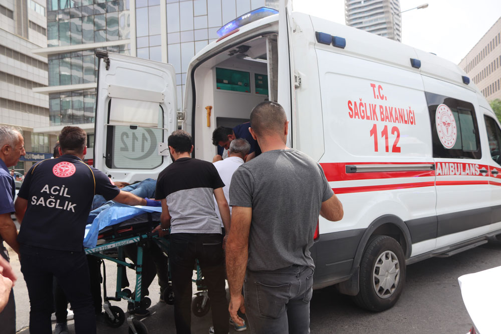 İZMİR'DE ADLİYE ÖNÜNDE SİLAHLI ÇATIŞMA: 1 ÖLÜ, 3 YARALI