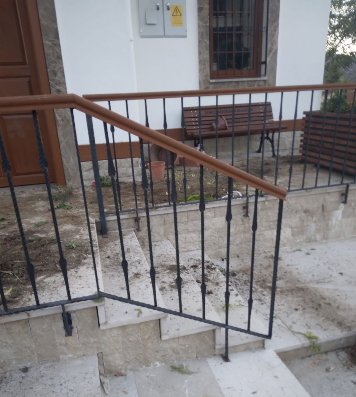 MUHTARLIK BİNASINA VERİLEN ZARARIN ALTINDAN ÇOCUKLAR ÇIKTI