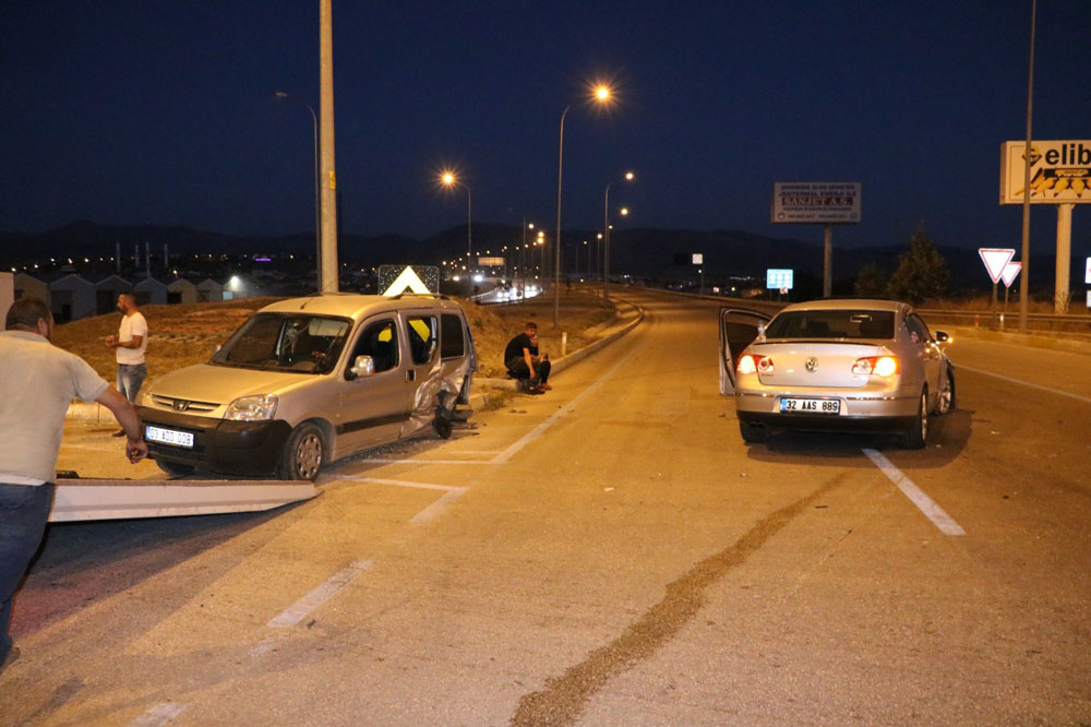 OTOMOBİL İLE HAFİF TİCARİ ARAÇ ÇARPIŞTI: 2 YARALI