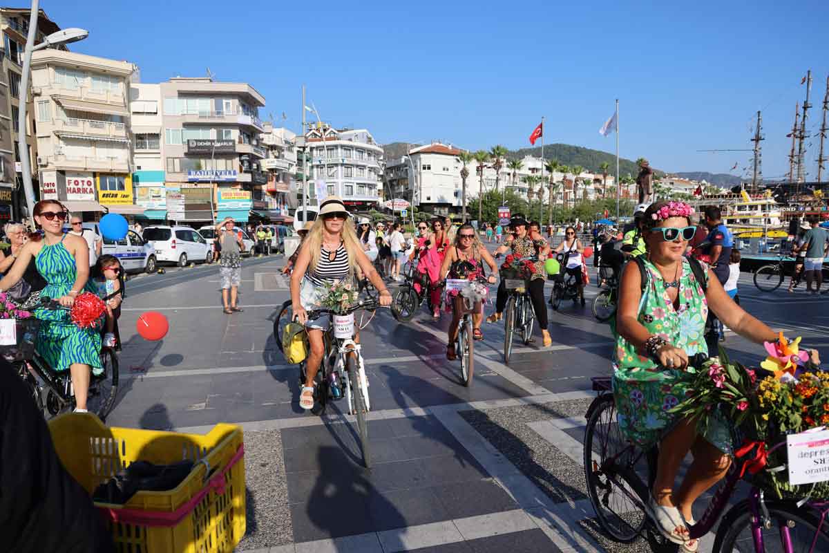 SÜSLÜ KADINLAR MARMARİS'TE PEDAL ÇEVİRDİ  