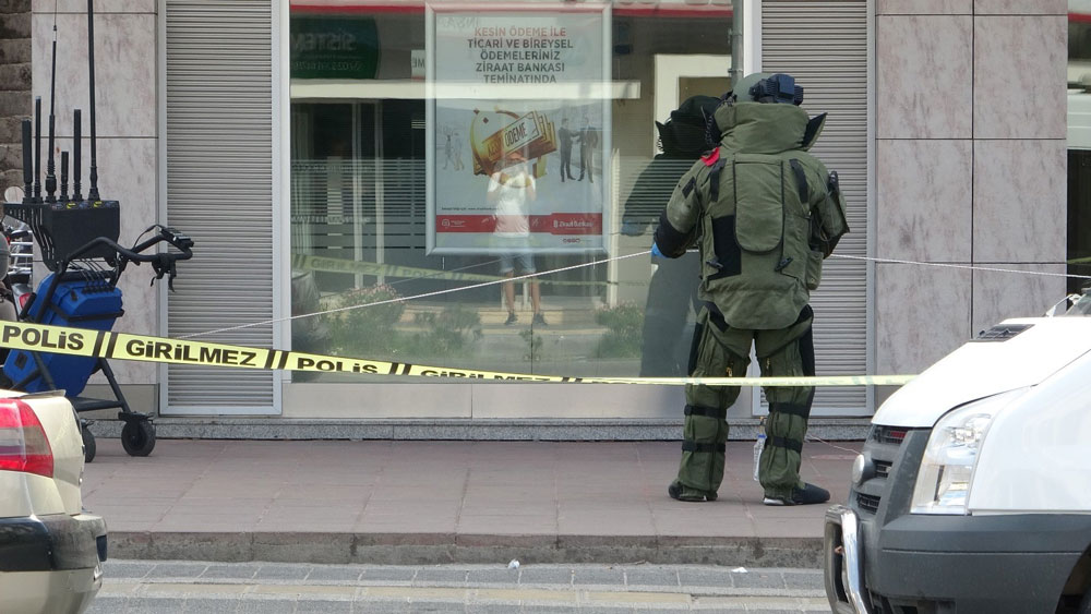 FÜNYE İLE PATLATILAN ŞÜPHELİ ÇANTADAN KIYAFET ÇIKTI