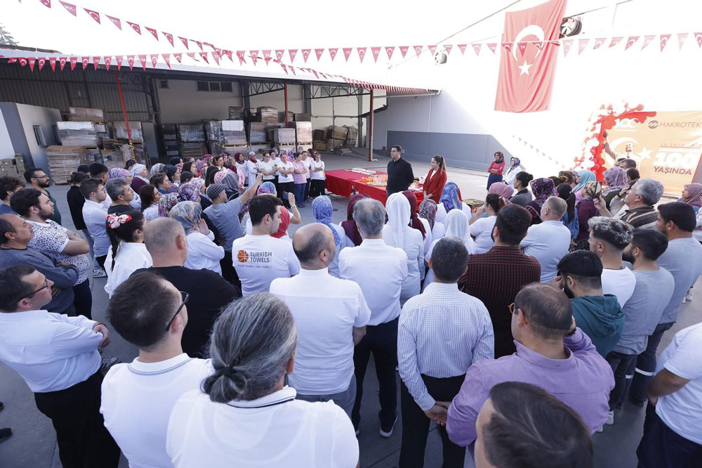 100. YILI ÇALIŞANLARIYLA KUTLADI