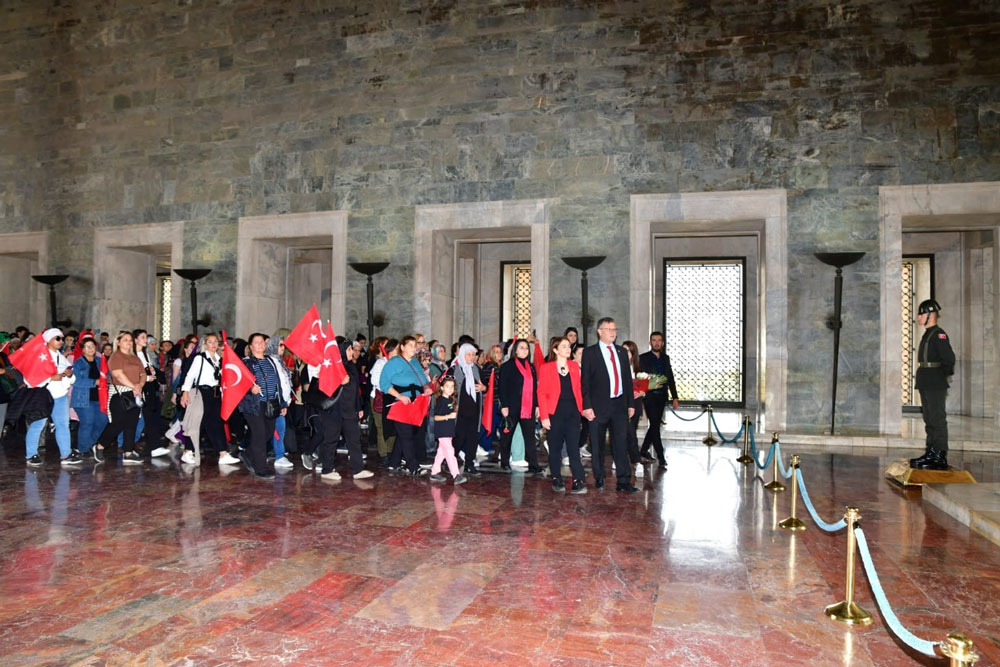 ALAŞEHİR BELEDİYESİ, BİN 500 KADINA ANITKABİRİ GEZDİRDİ