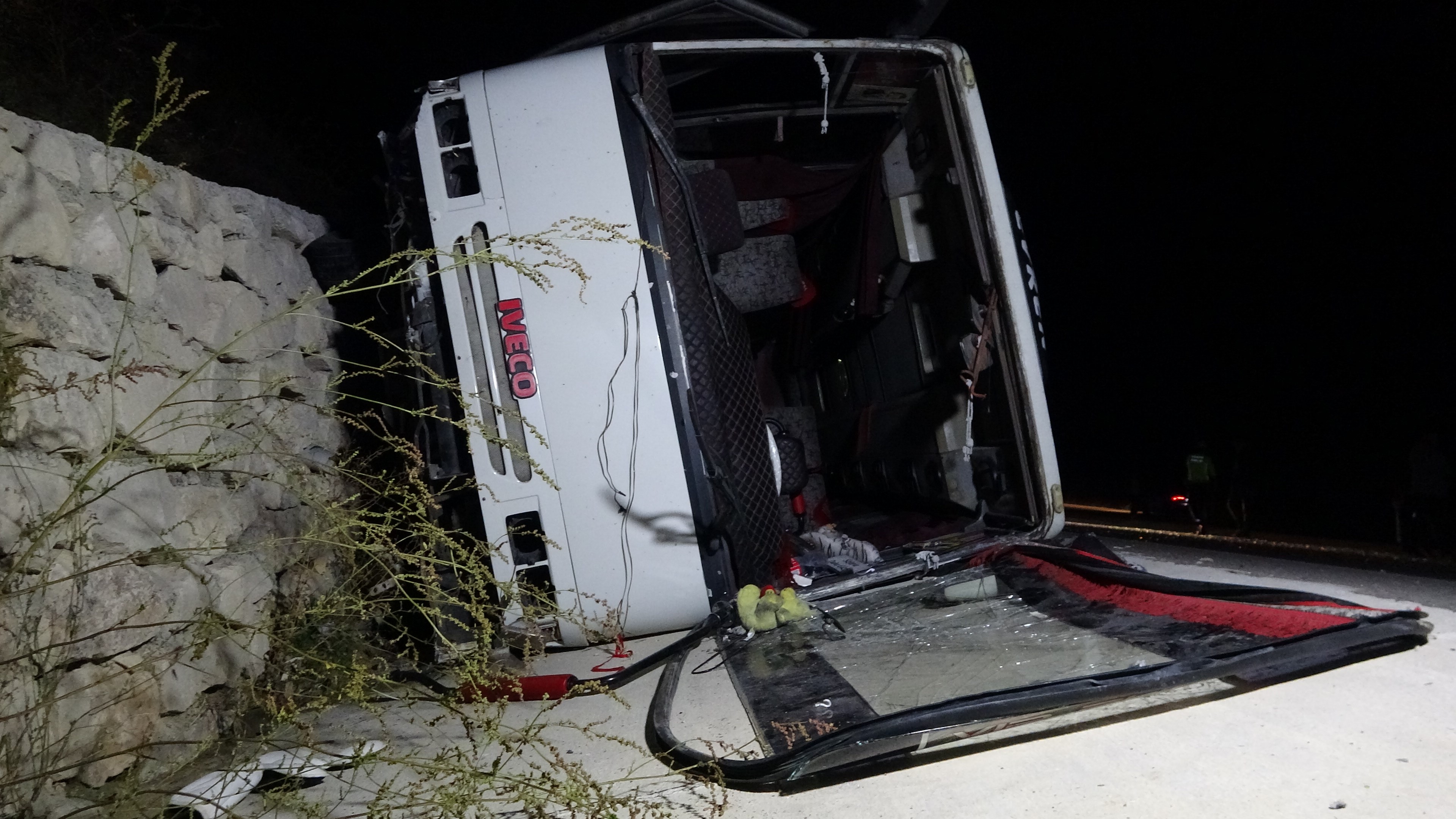 İKİ İŞÇİ SERVİSİ ÇARPIŞTI: 28 YARALI