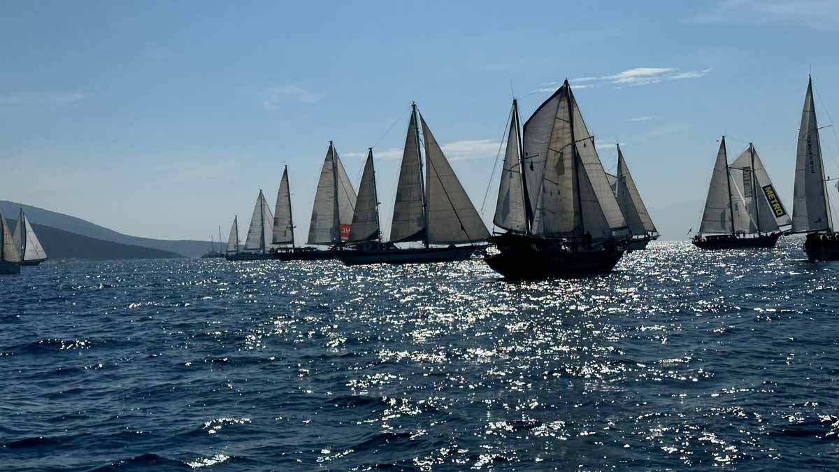 BODRUM'DA 150 TEKNE VE BİN 500'Ü AŞKIN YARIŞÇI RÜZGARLA BULUŞTU  