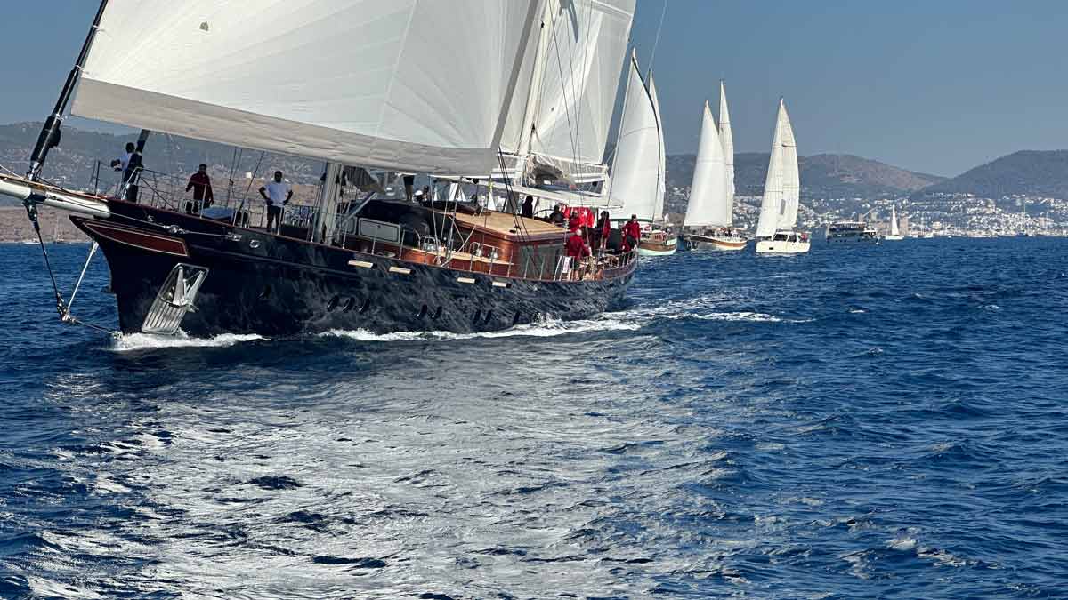 BODRUM'DA 150 TEKNE VE BİN 500'Ü AŞKIN YARIŞÇI RÜZGARLA BULUŞTU  