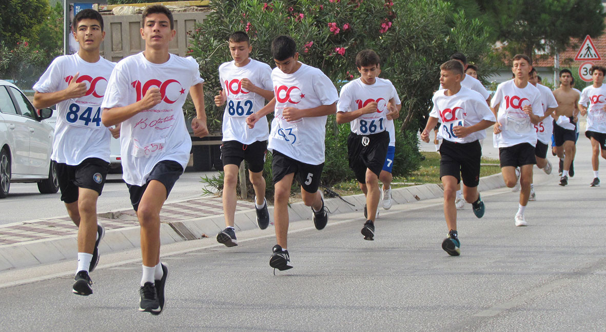 ÇEŞME'DE CUMHURİYET İÇİN KOŞTULAR