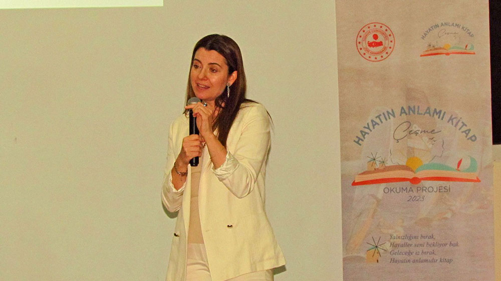 ÇEŞME'DE CUMHURİYETİN 2. YÜZYILININ İLK SABAHINDA YAZAR-ÖĞRENCİ BULUŞMASI