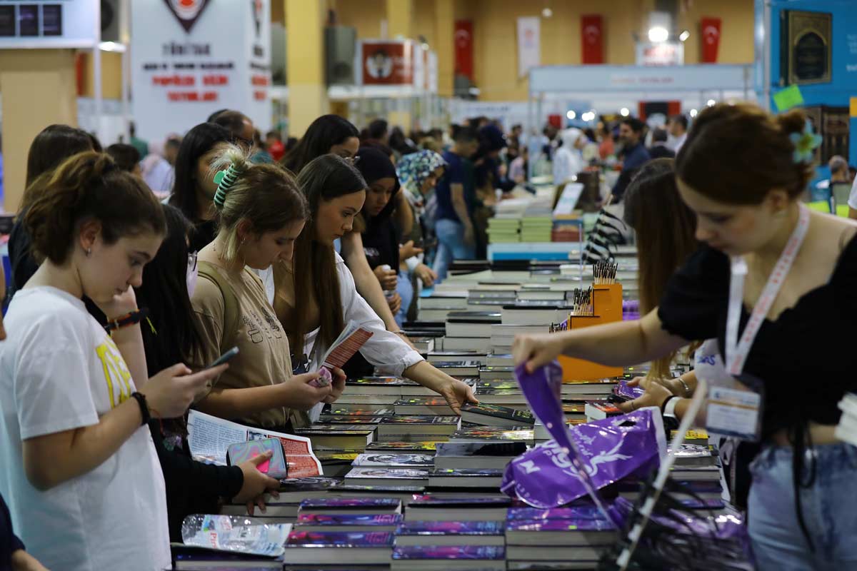 DENİZLİLİLER KİTAP FUARINA AKIN ETTİ