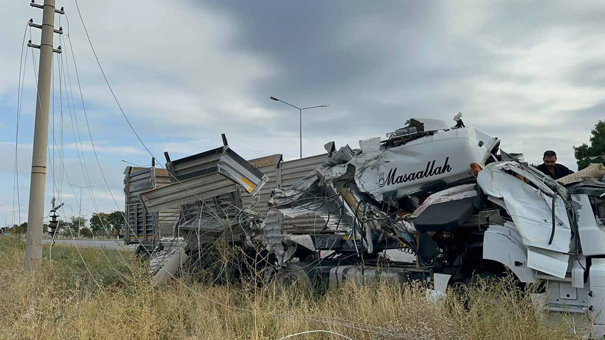 ELEKTRİK DİREĞİNİ DEVİREN TIRIN KUPASI PARÇALANDI, SÜRÜCÜ OLAYI YARA ALMADAN ATLATTI  