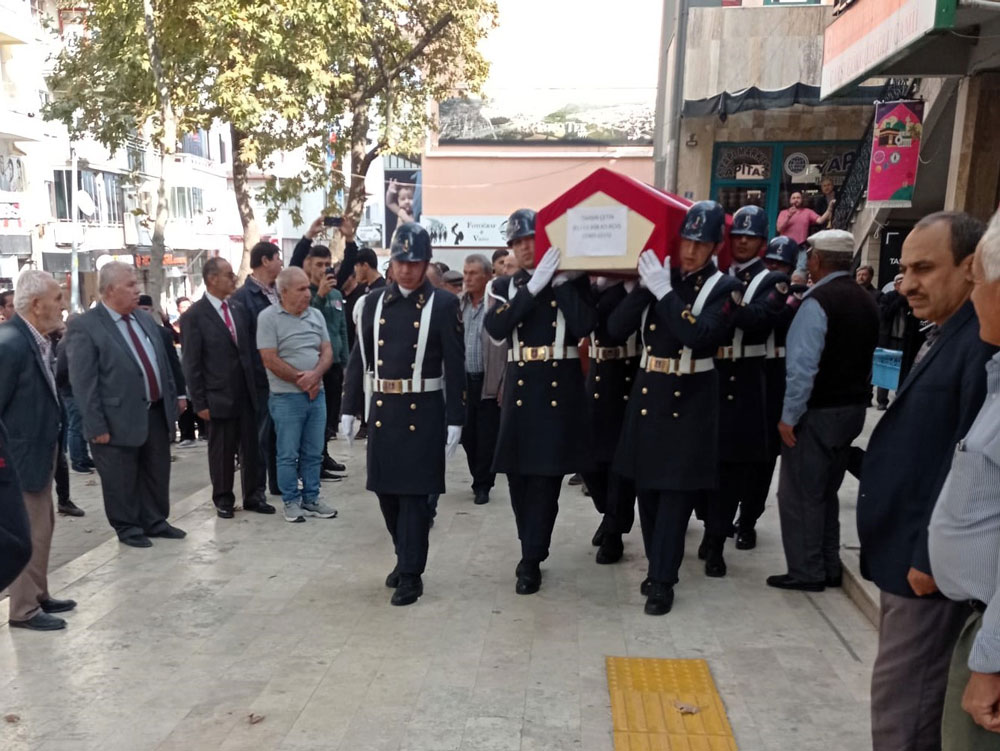 ESKİ BAŞKAN SON YOLCULUĞUNA ASKERİ TÖRENLE UĞURLANDI