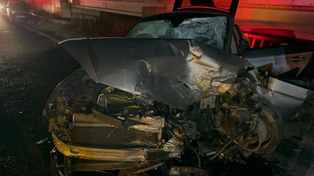 İKİ OTOMOBİLİN HURDAYA DÖNDÜĞÜ KAZADA 3 KİŞİ AĞIR YARALANDI