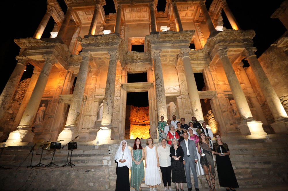 İZ BIRAKAN KADINLAR TARİHİ KENTTE SAHNE ALDI