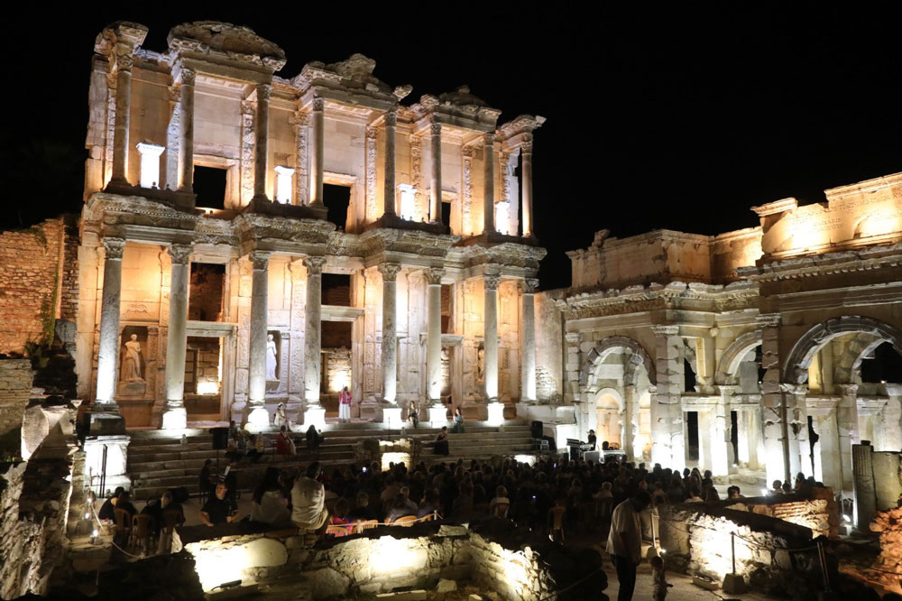 İZ BIRAKAN KADINLAR TARİHİ KENTTE SAHNE ALDI