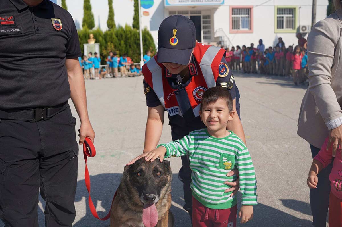 JANDARMA MİNİKLERE HAYVAN SEVGİSİ AŞILADI
