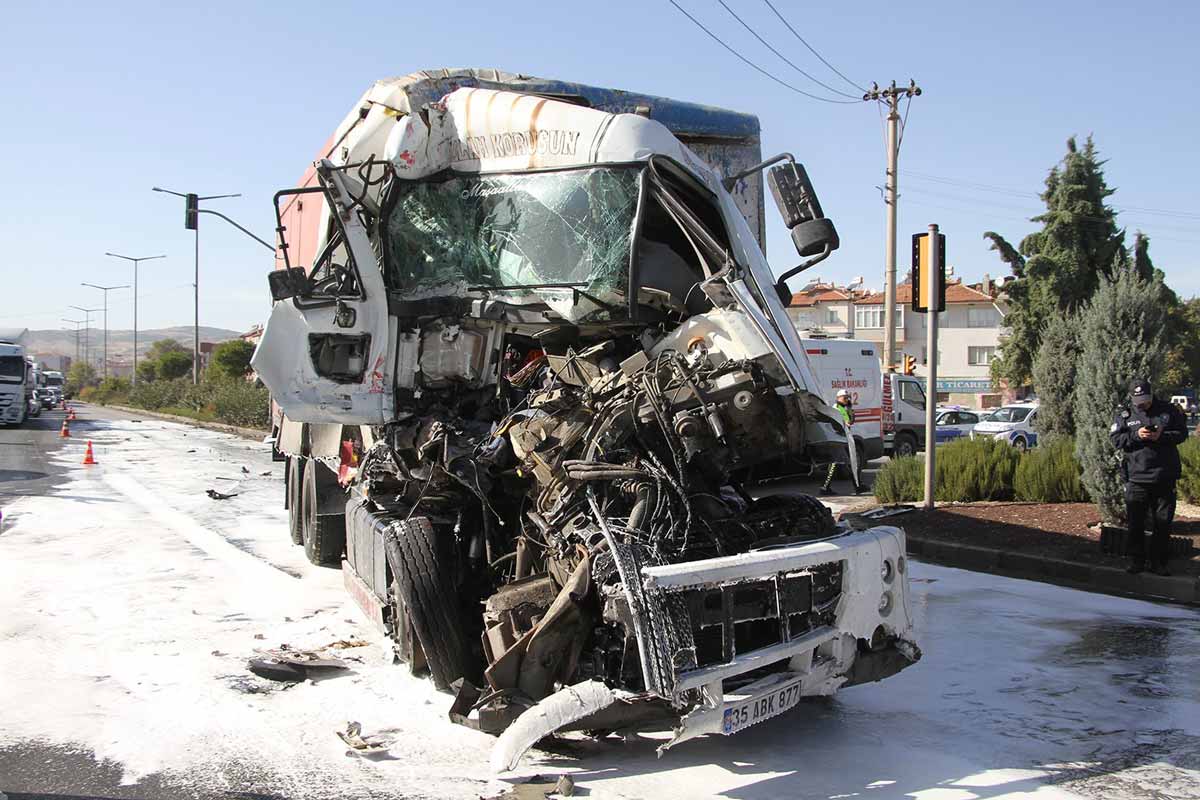  KARGO KAMYONU, TIR VE OTOMOBİLİN KARIŞTIĞI KAZADA 2 KİŞİ YARALANDI  