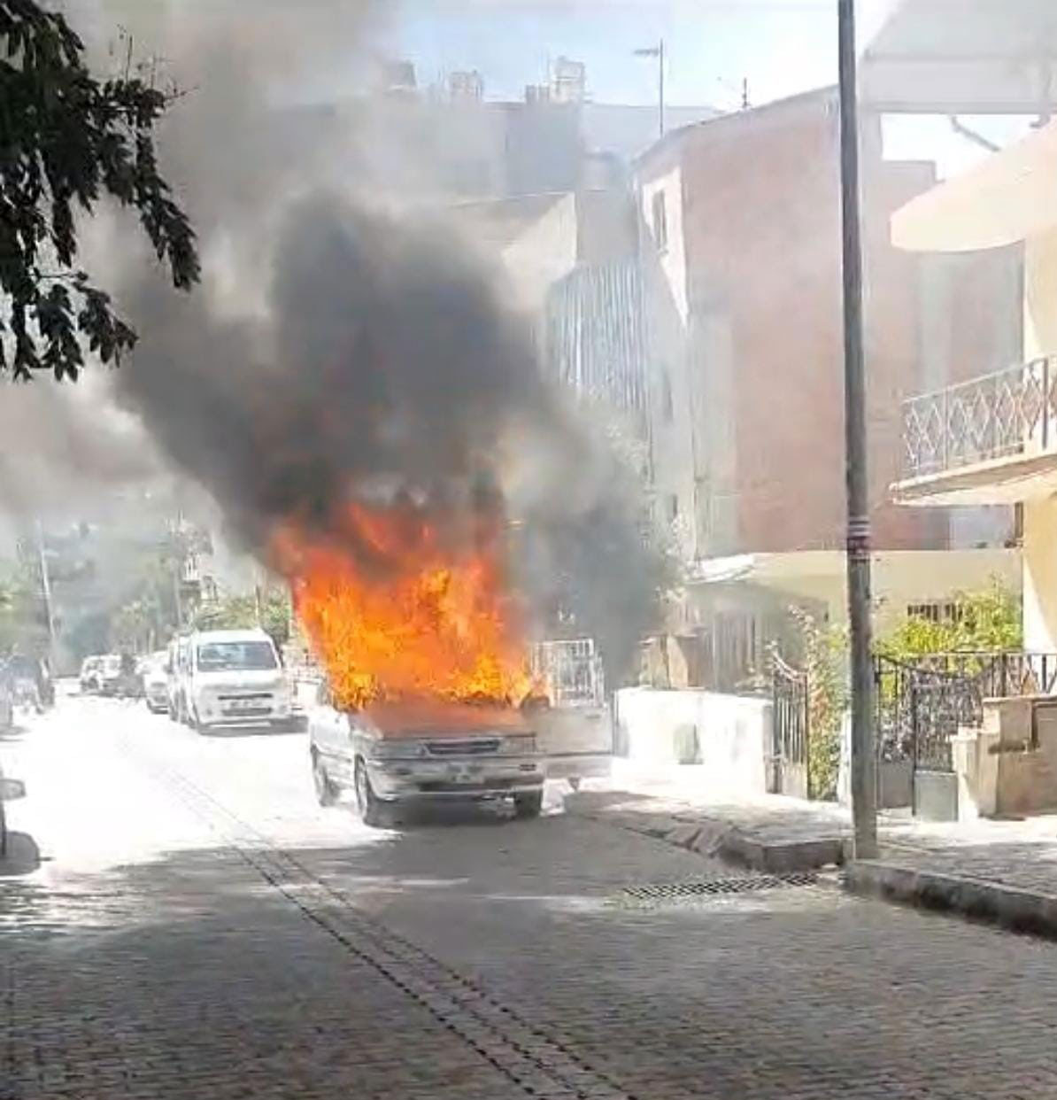 LPG'Lİ OTOMOBİL YANGINDA KÜLE DÖNDÜ