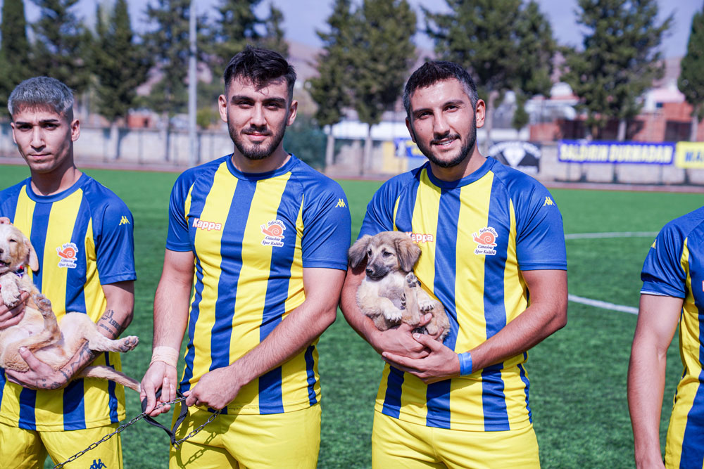 MAÇA SAHİPLENDİRİLMEYİ BEKLEYEN KÖPEKLERLE ÇIKTILAR