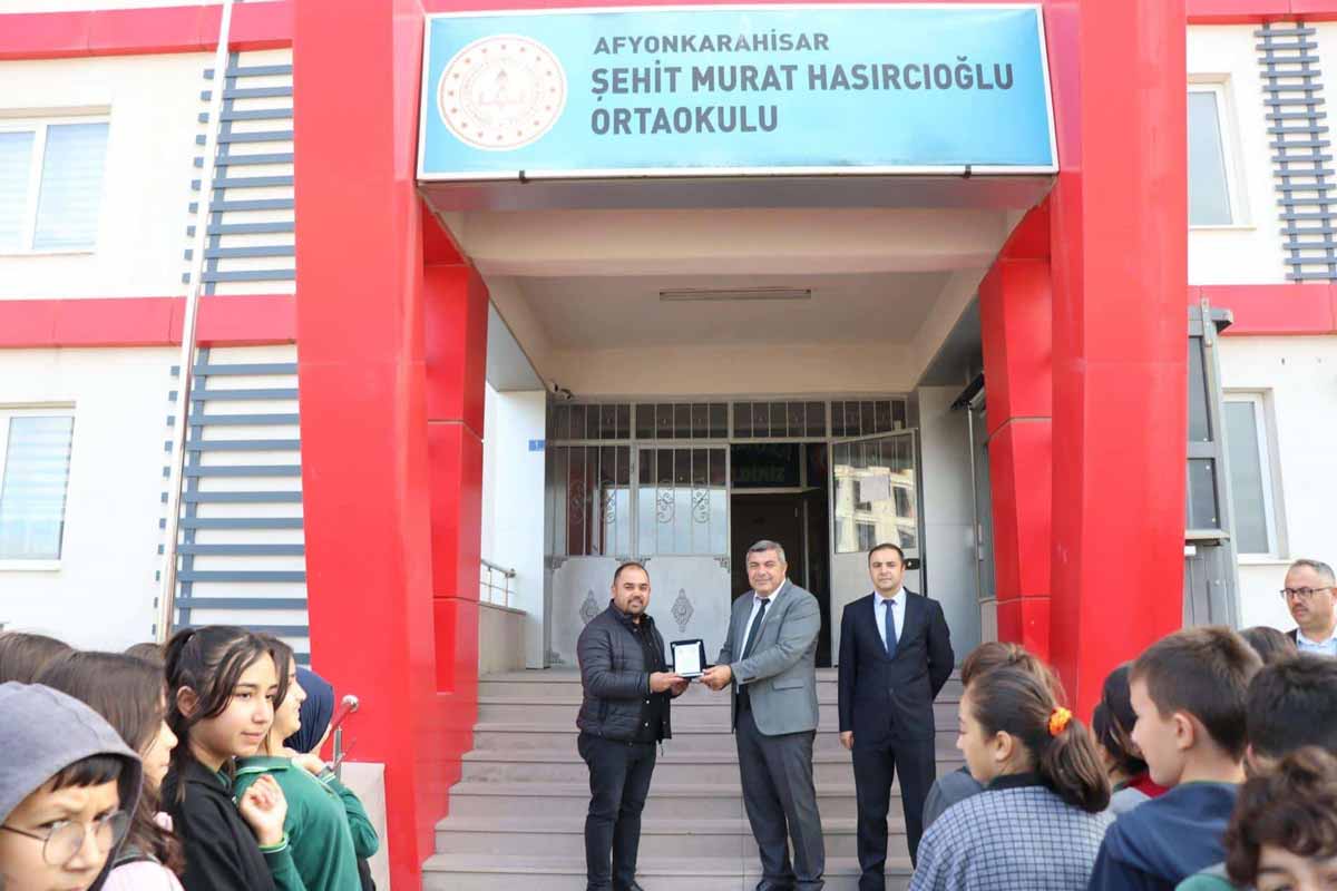 MAHALLE MUHTARI ÖĞRENCİLER İÇİN HER SABAH TRAFİĞİ DURDURUYOR  