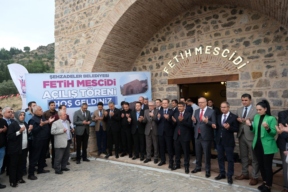 MANİSA'DA 710 YILLIK MESCİTTE RESTORASYON SONRASI İLK NAMAZ